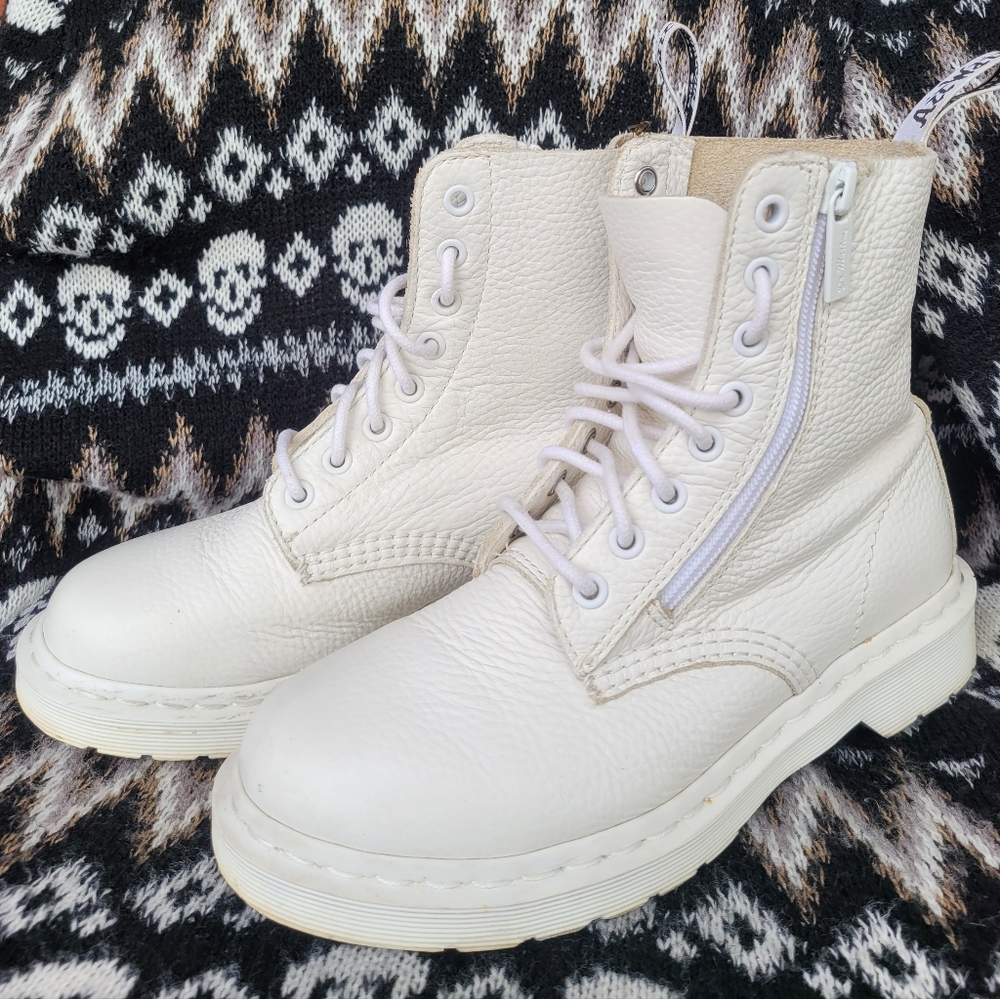 White Dr. Martens Pascal w. Zip